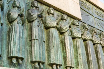 Na zdi jsou vyobrazení mučedníci.