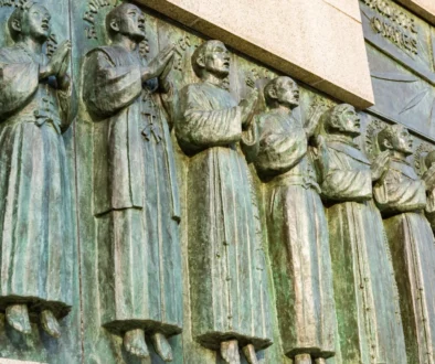 Na zdi jsou vyobrazení mučedníci.