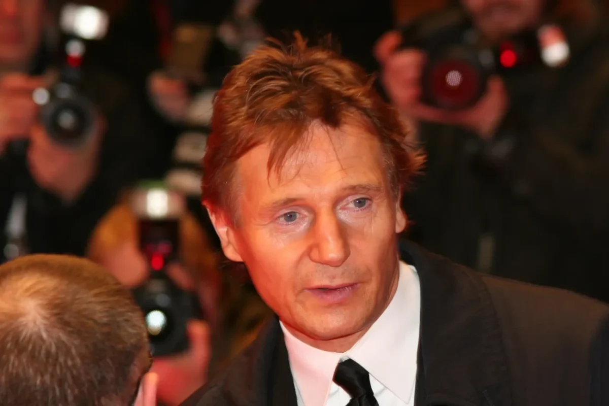 Liam Neeson se tváří důležitě.