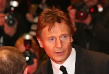 Liam Neeson se tváří důležitě.