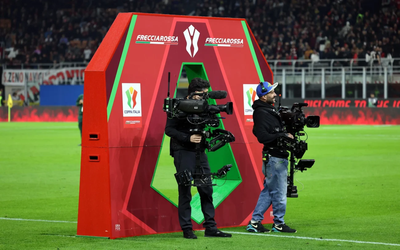 muž s kamerou na sportovním hřišti