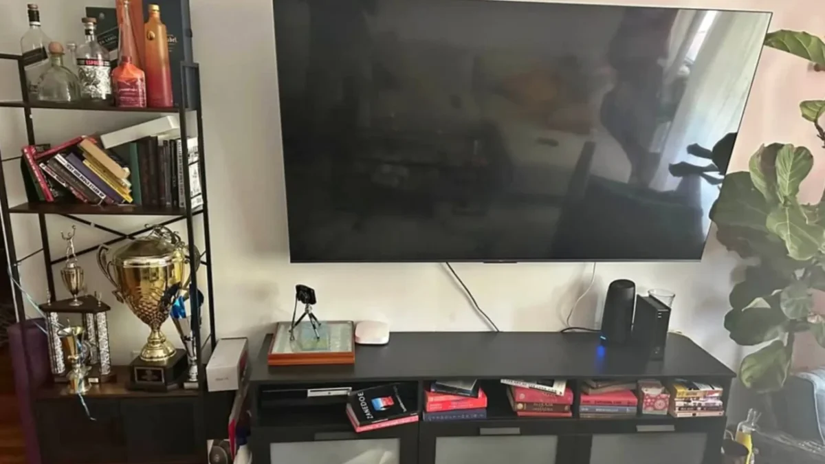 televizor značky strong v obýváku