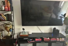 televizor značky strong v obýváku