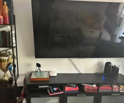 televizor značky strong v obýváku