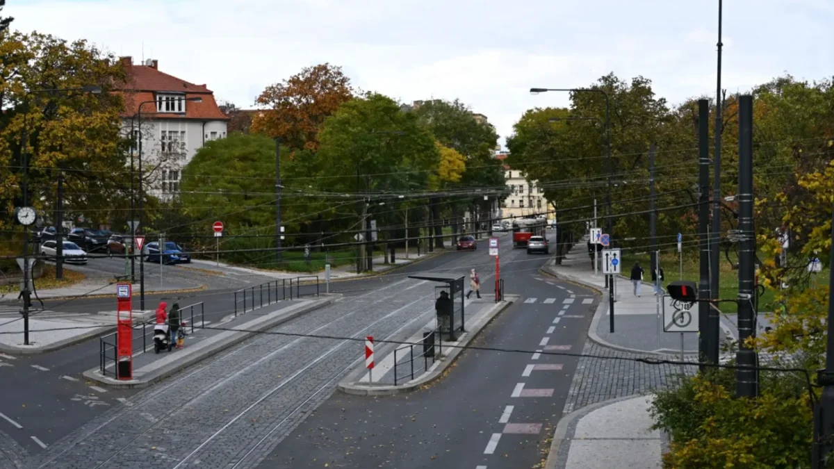 I při čekání na tramvaj se může leccos odehrát