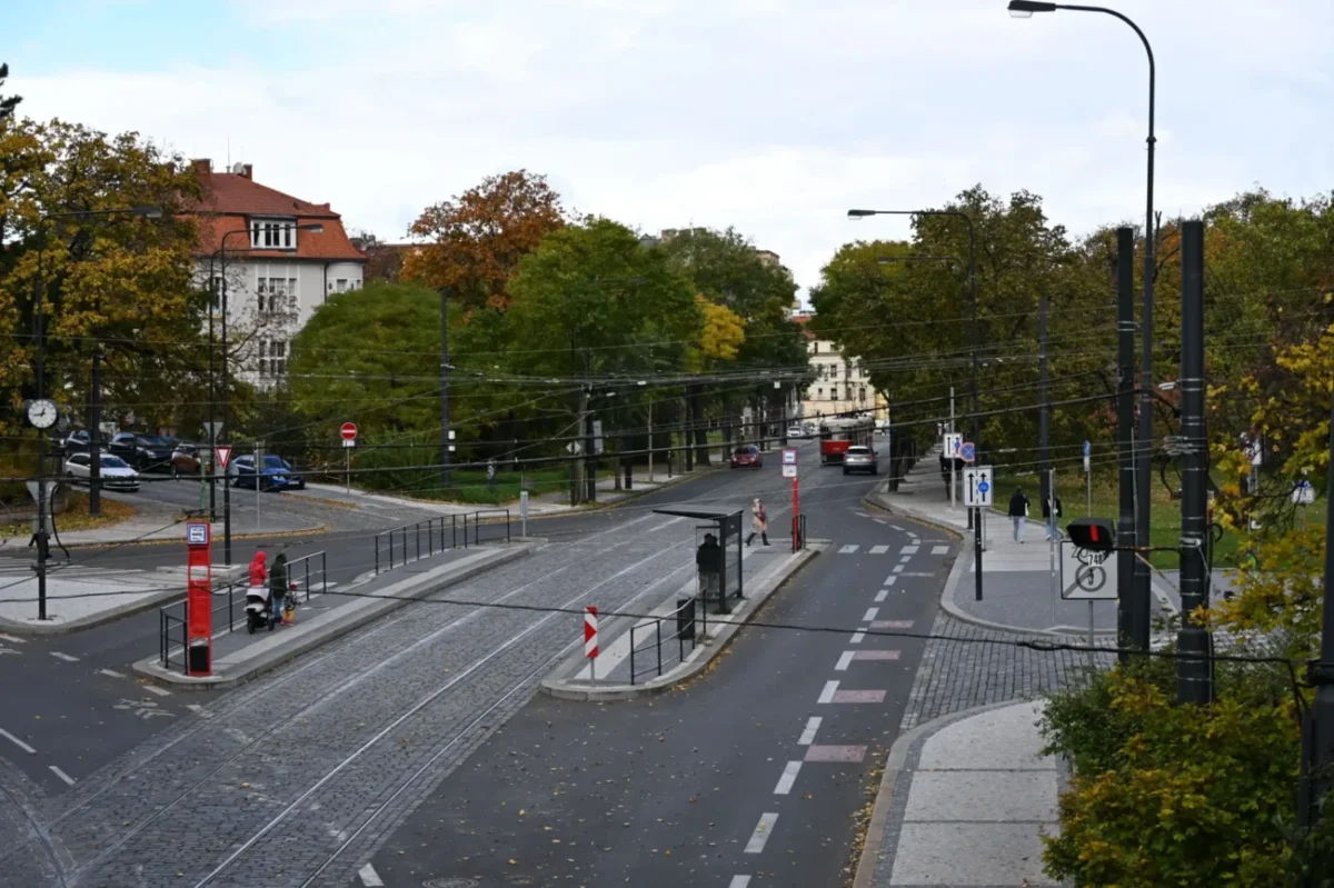 I při čekání na tramvaj se může leccos odehrát