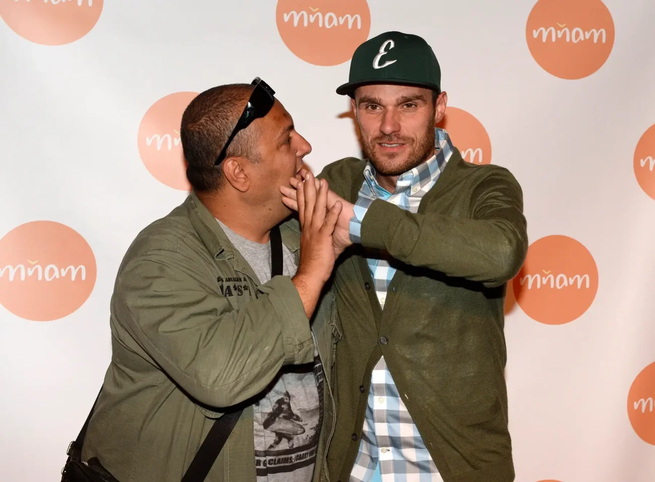 Leoš Mareš se fotí vedle Patrika Hezuckého. 