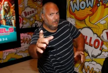 Patrik Hezucký ukazuje před sebe.