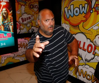 Patrik Hezucký ukazuje před sebe.