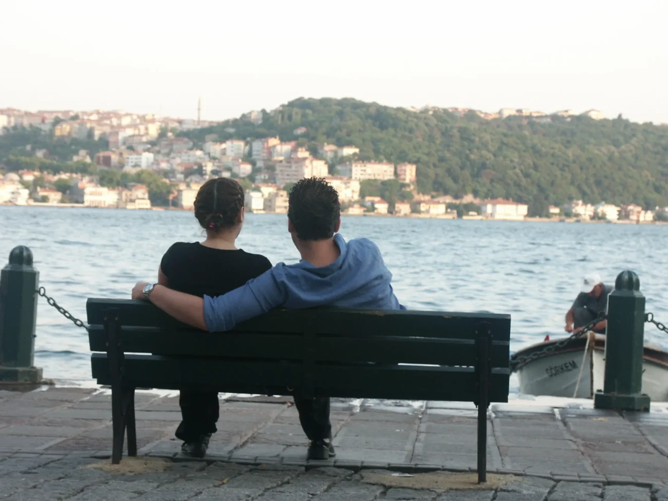 shutterstock_419228 | TVGURU.cz Žena s mužem sedí u vody na lavičce.