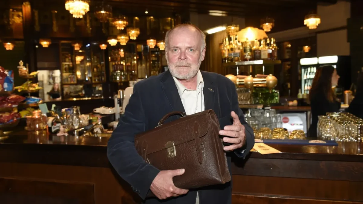 Igor Bareš stojí u baru.