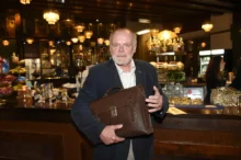 Igor Bareš stojí u baru.