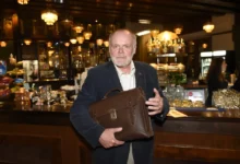 Igor Bareš stojí u baru.