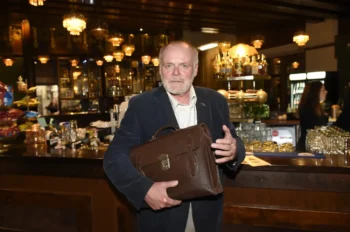 Igor Bareš stojí u baru.