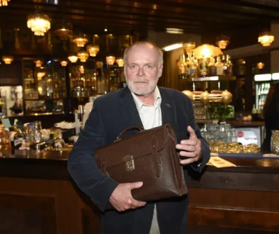 Igor Bareš stojí u baru.