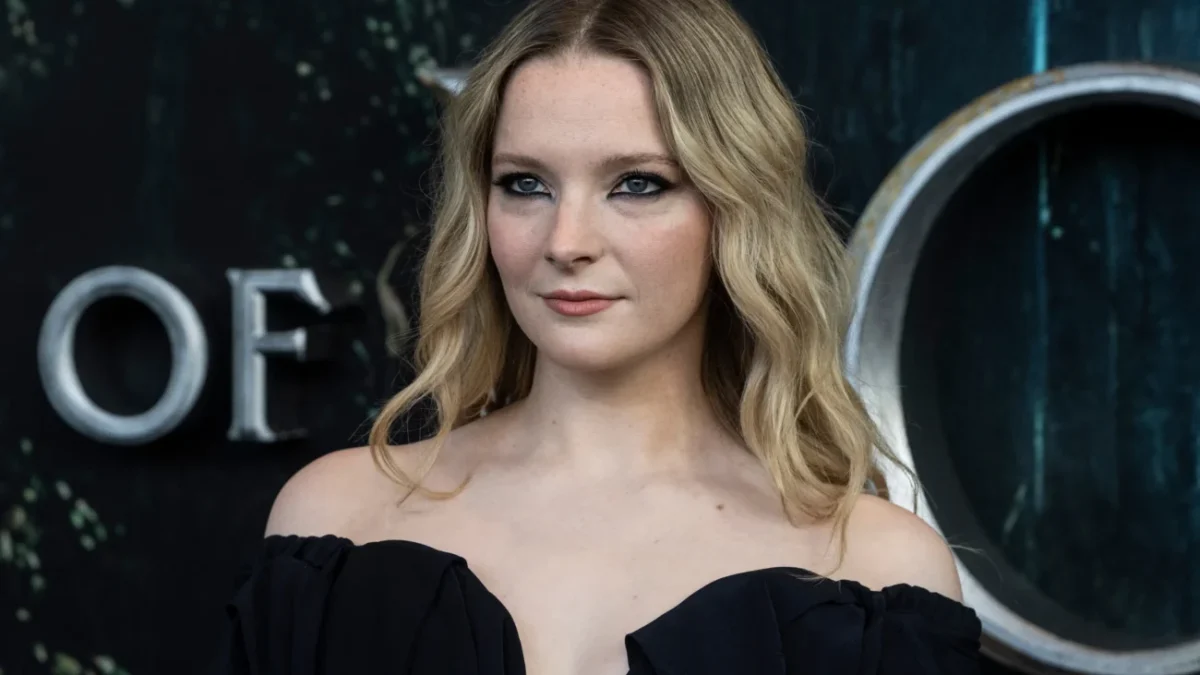 Morfydd Clark se tváří vážně.