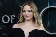 Morfydd Clark se tváří vážně.