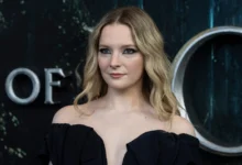 Morfydd Clark se tváří vážně.