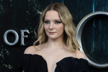 Morfydd Clark se tváří vážně.