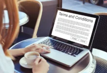 žena čte na notebooku terms and conditions webu
