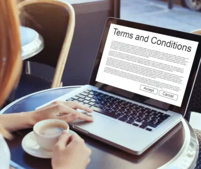 žena čte na notebooku terms and conditions webu