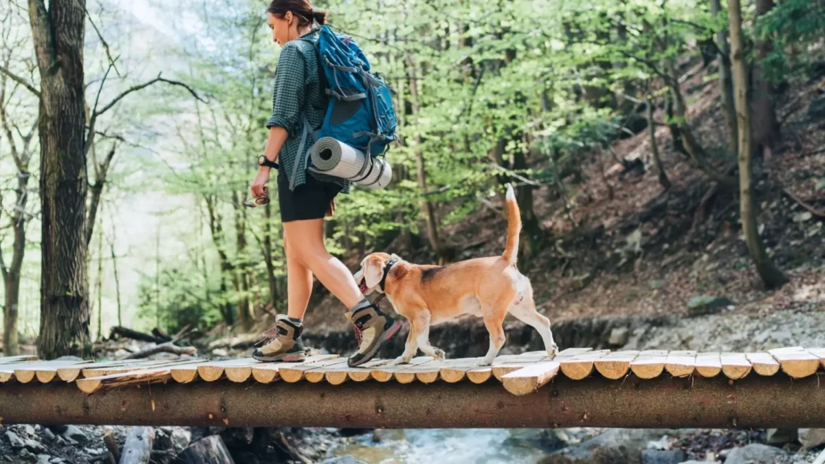 paní se psem na čundru