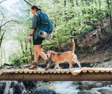 paní se psem na čundru
