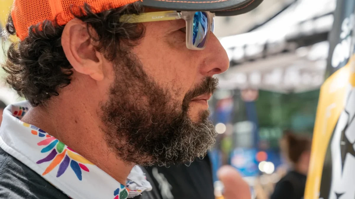 Adam Sandler se tváří vážně a má na sobě kšilt s brýlemi.