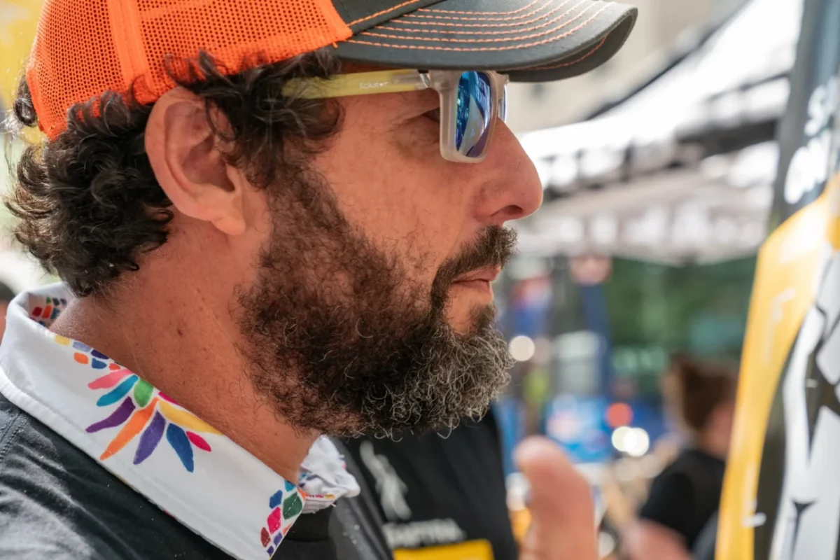 Adam Sandler se tváří vážně a má na sobě kšilt s brýlemi.