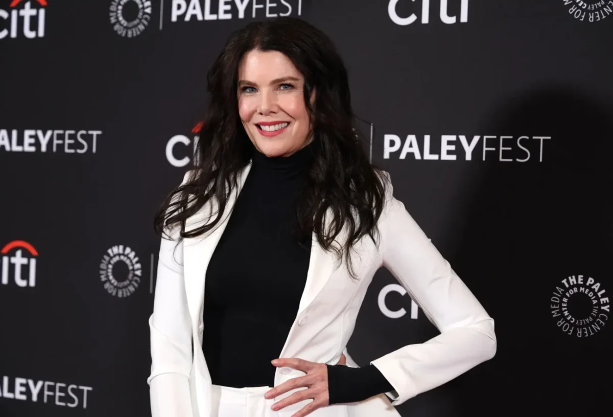 Lauren Graham pózuje na fotku.