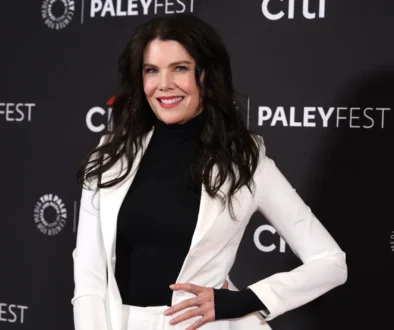 Lauren Graham pózuje na fotku.