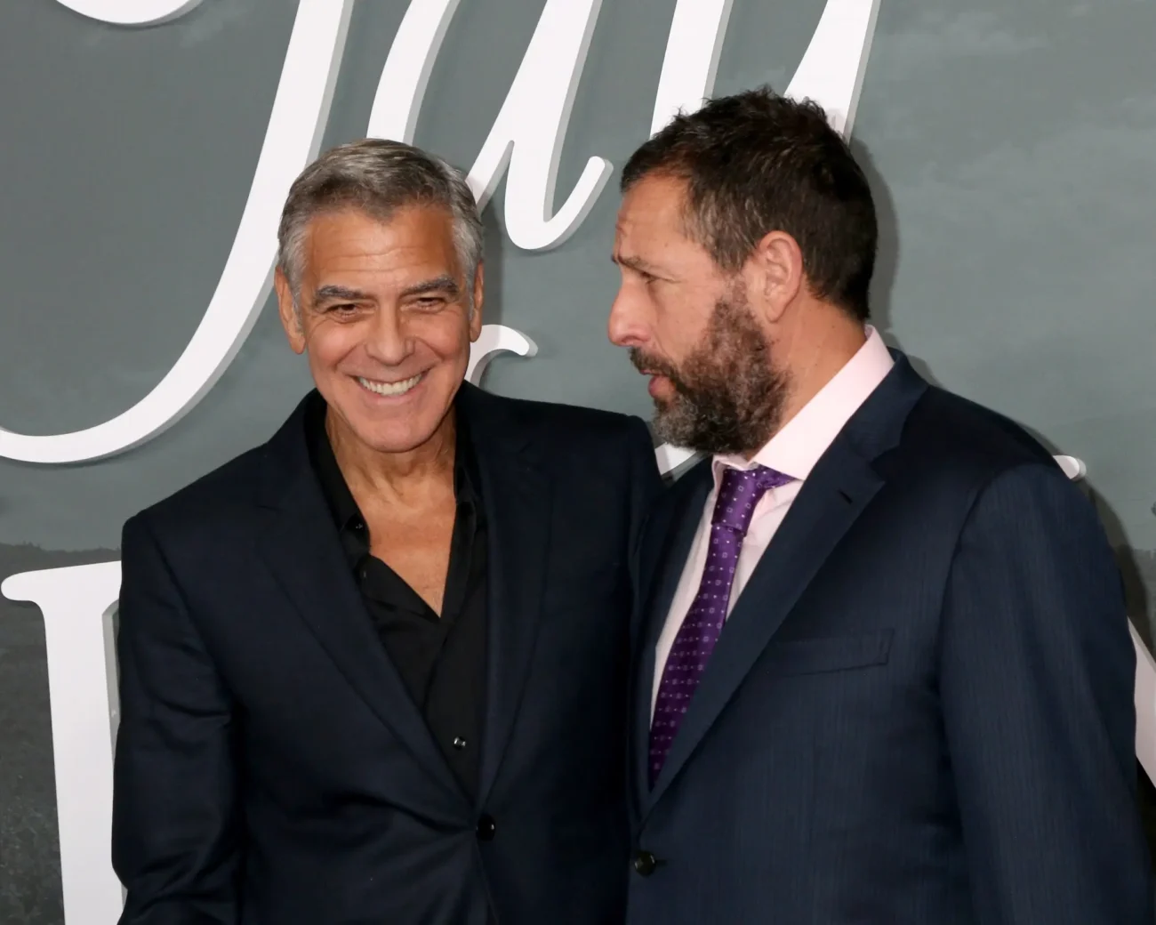 shutterstock_2701377773-2 | TVGURU.cz George Clooney stojí vedle Adama Sandlera.