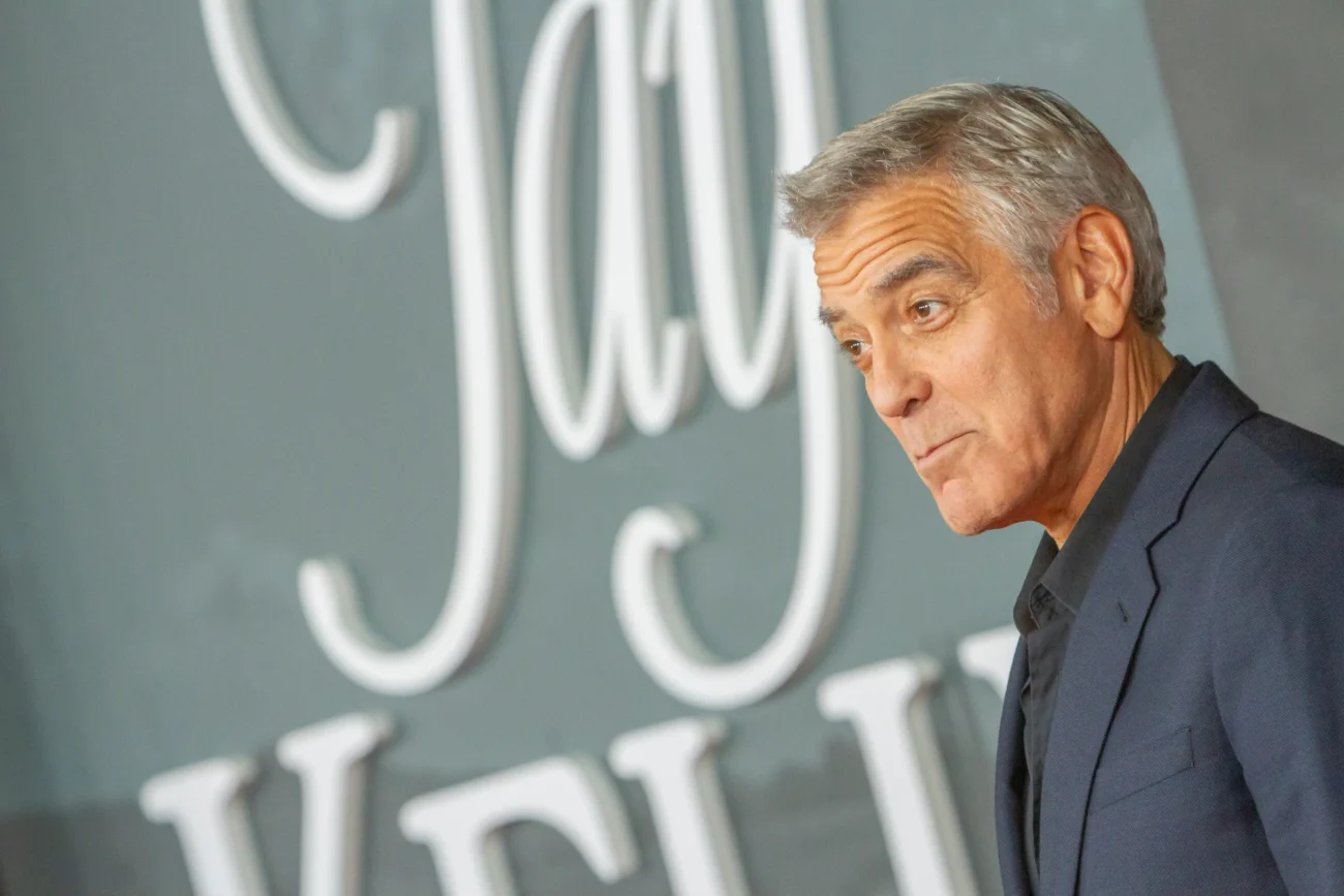 shutterstock_2701609349-2 | TVGURU.cz George Clooney se tváří vtipně.