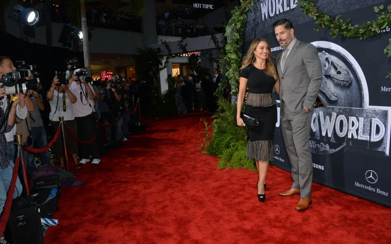 Herci z Jurského světa pózují na červeném koberci. 