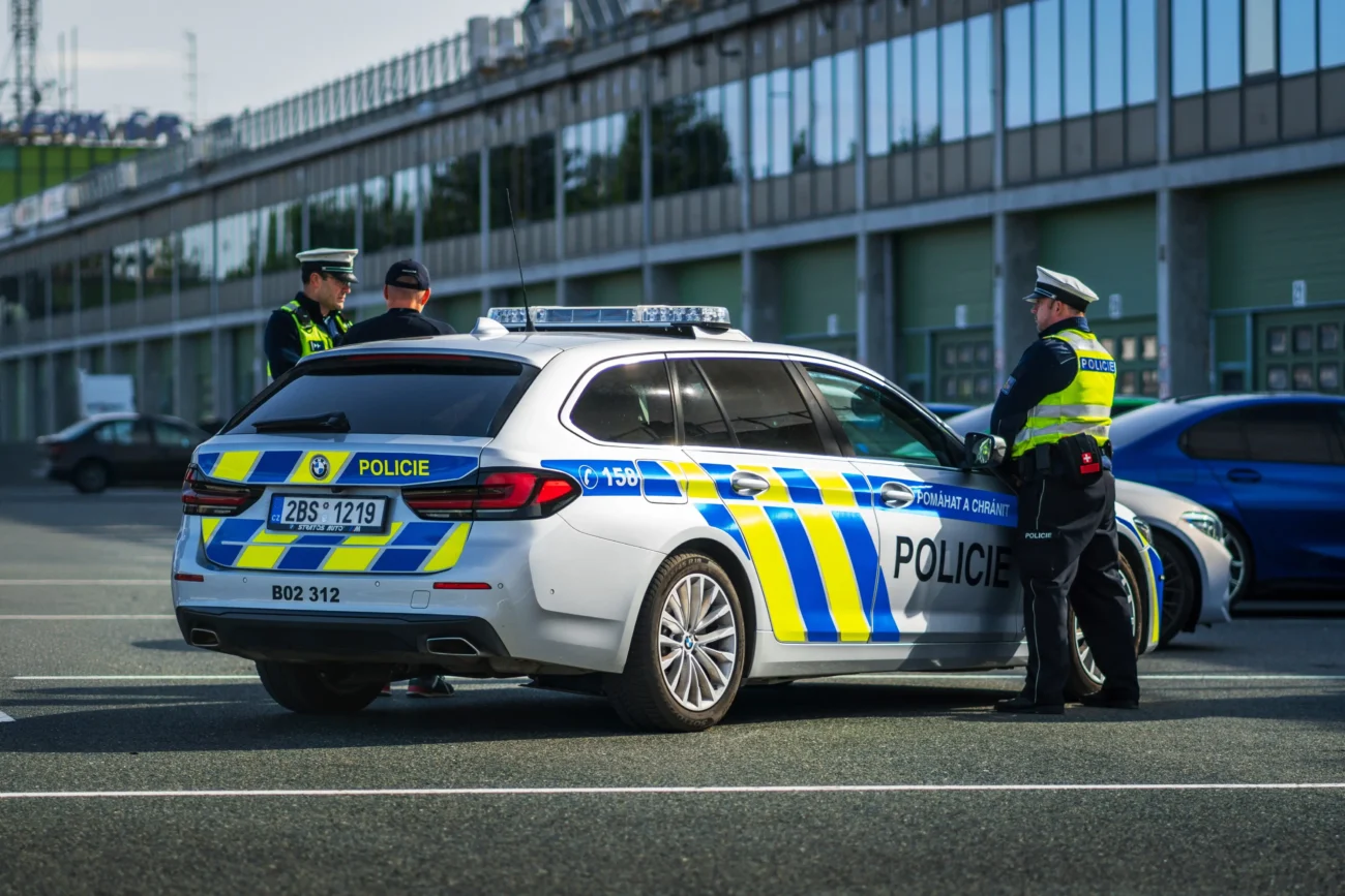 Policejní auto s policisty. 