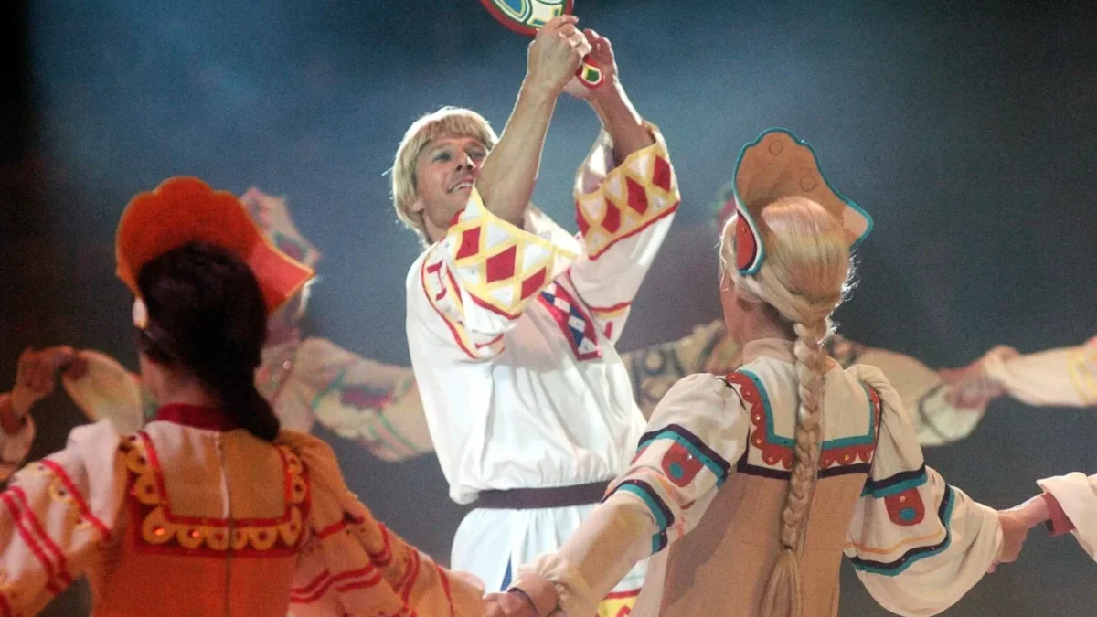 muž se zrcátkem v ruce