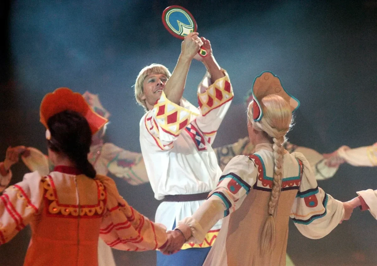 muž se zrcátkem v ruce