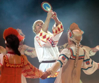 muž se zrcátkem v ruce