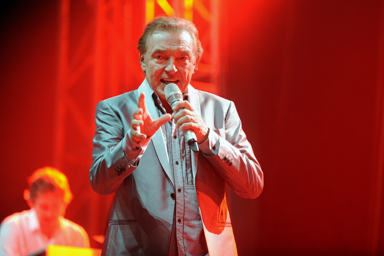 Karel Gott na pódiu. 