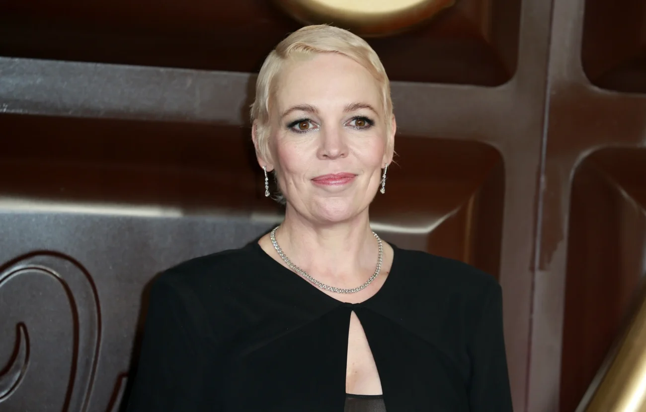 Olivia Colman se usmívá. 