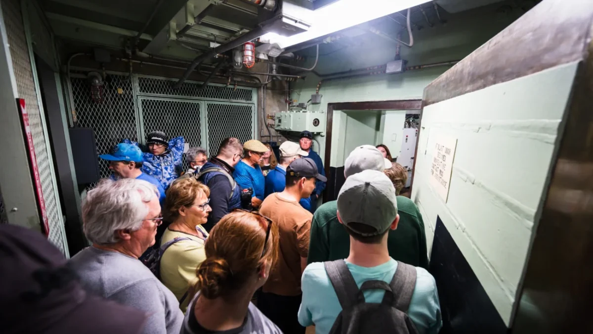 Lidé stojí v muzeu o Titanicu.