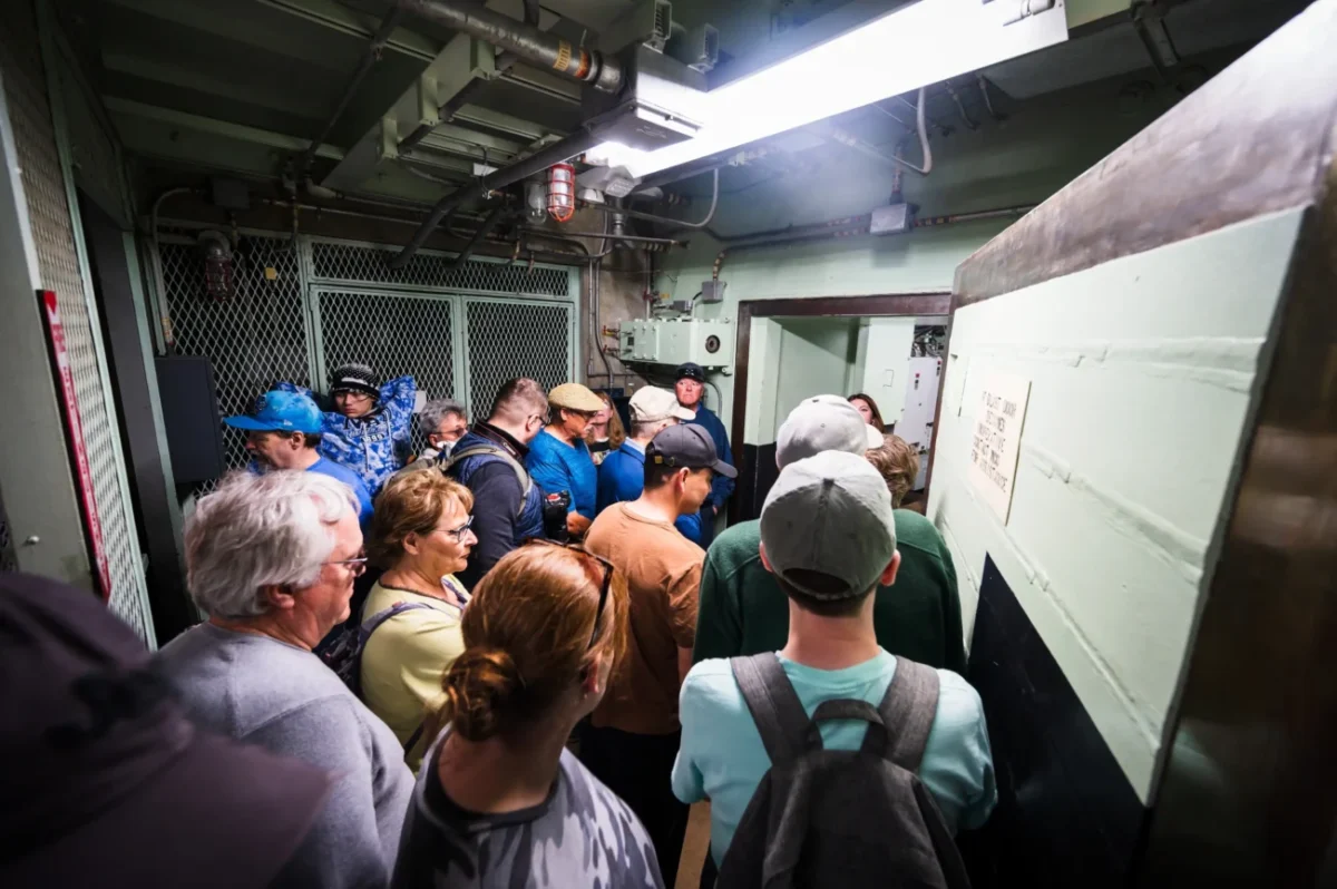 Lidé stojí v muzeu o Titanicu.