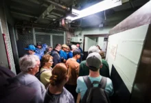 Lidé stojí v muzeu o Titanicu.