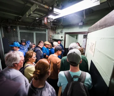 Lidé stojí v muzeu o Titanicu.