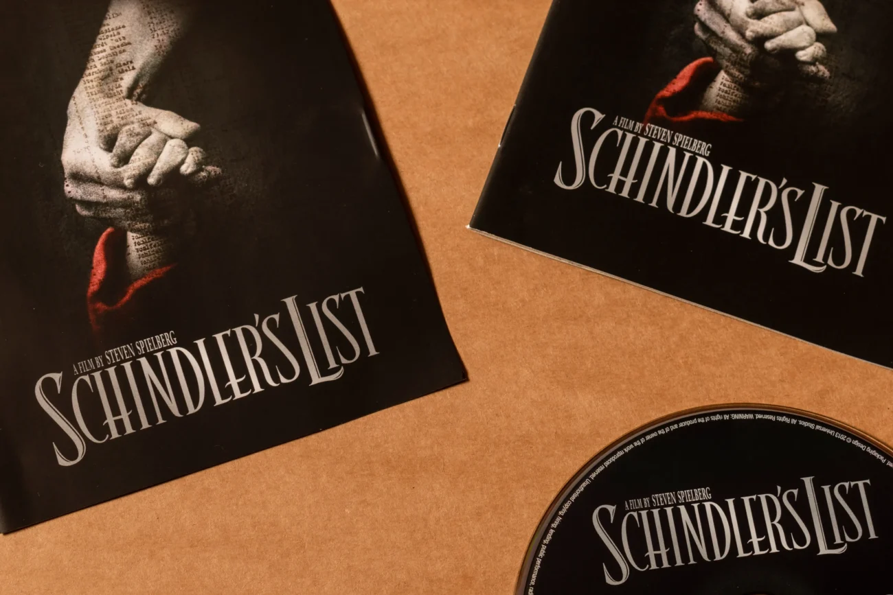 Na stole leží věci s nápisy Schindler's List. 