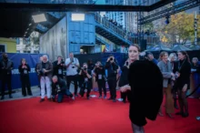 Claire Foy pózuje před novináři.