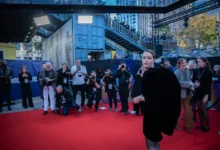 Claire Foy pózuje před novináři.