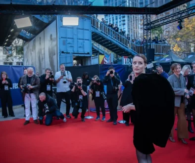 Claire Foy pózuje před novináři.