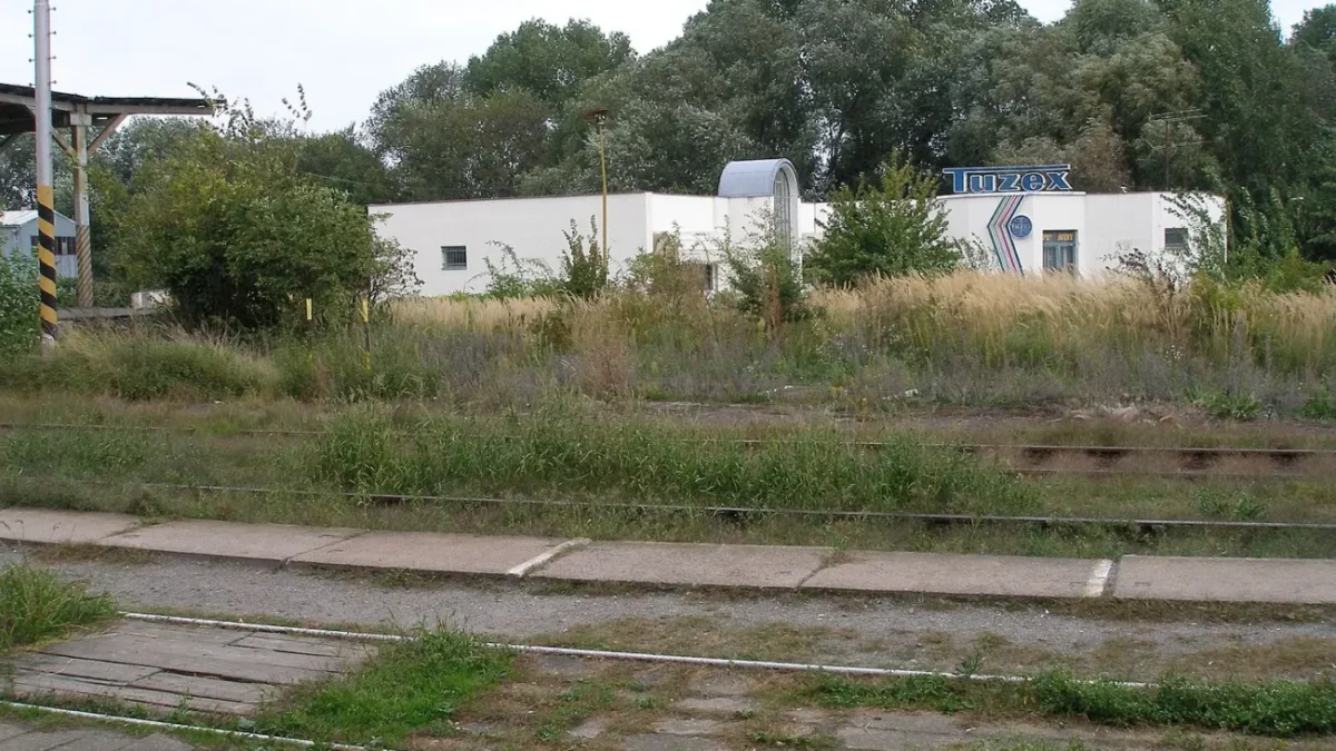 Tuzex u vlakového nádraží v Kouřimi