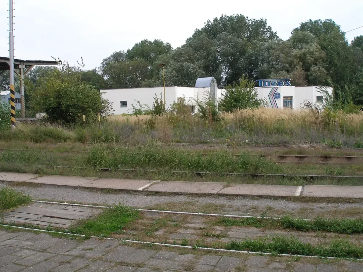 Tuzex u vlakového nádraží v Kouřimi